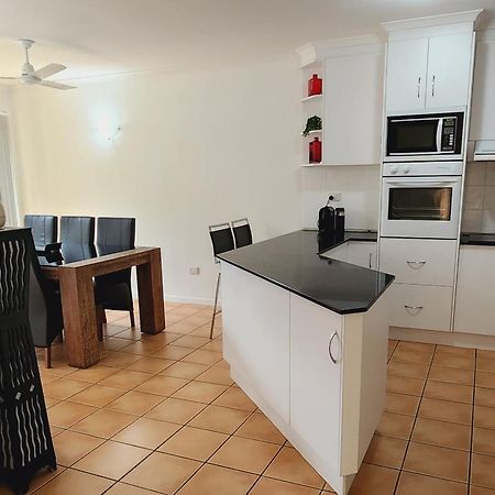 La Villa At Beach Court Airlie Beach Esterno foto