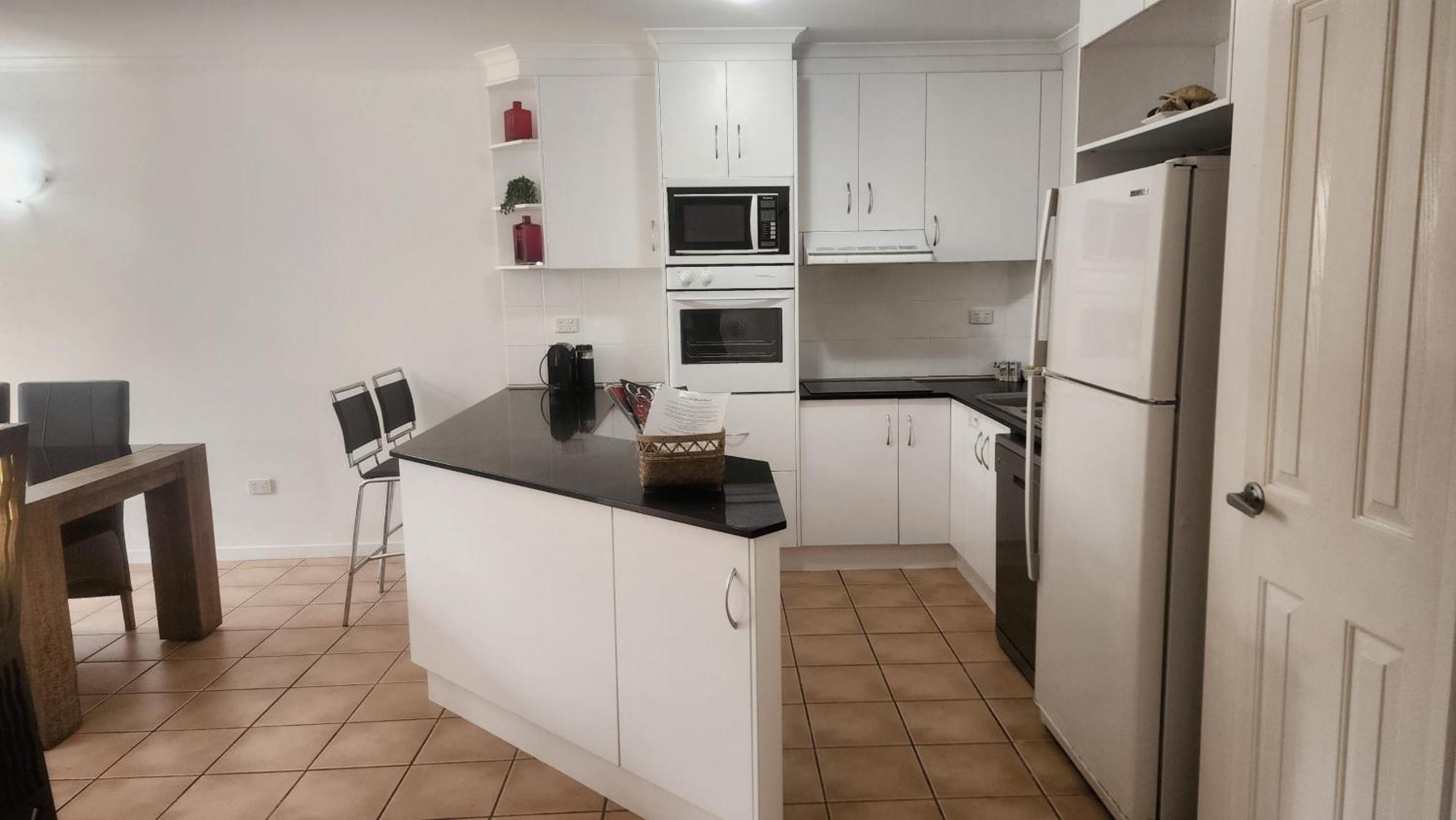 La Villa At Beach Court Airlie Beach Esterno foto