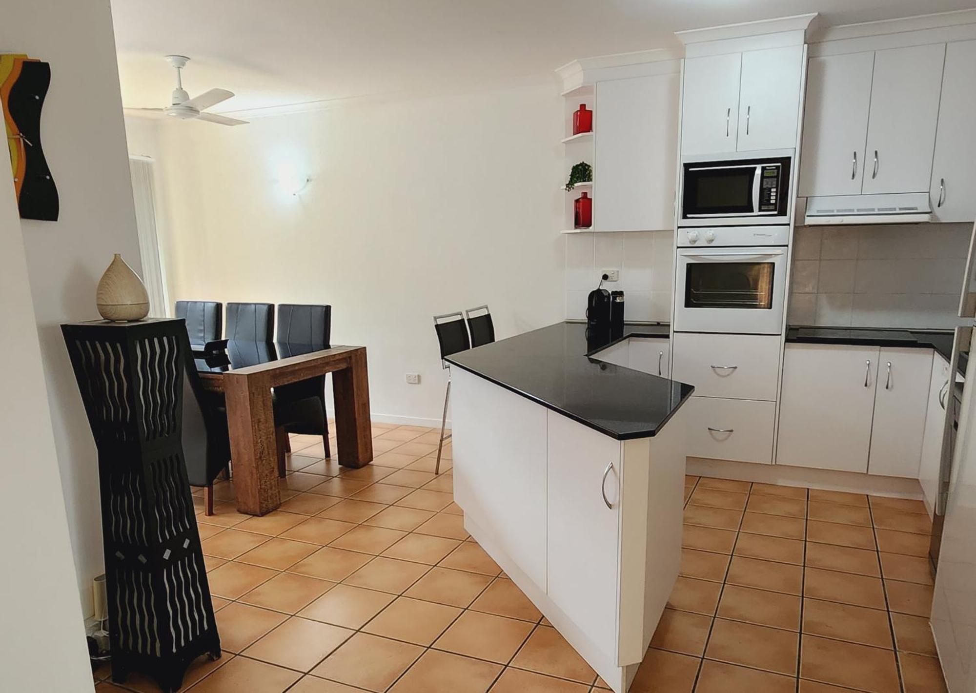 La Villa At Beach Court Airlie Beach Esterno foto